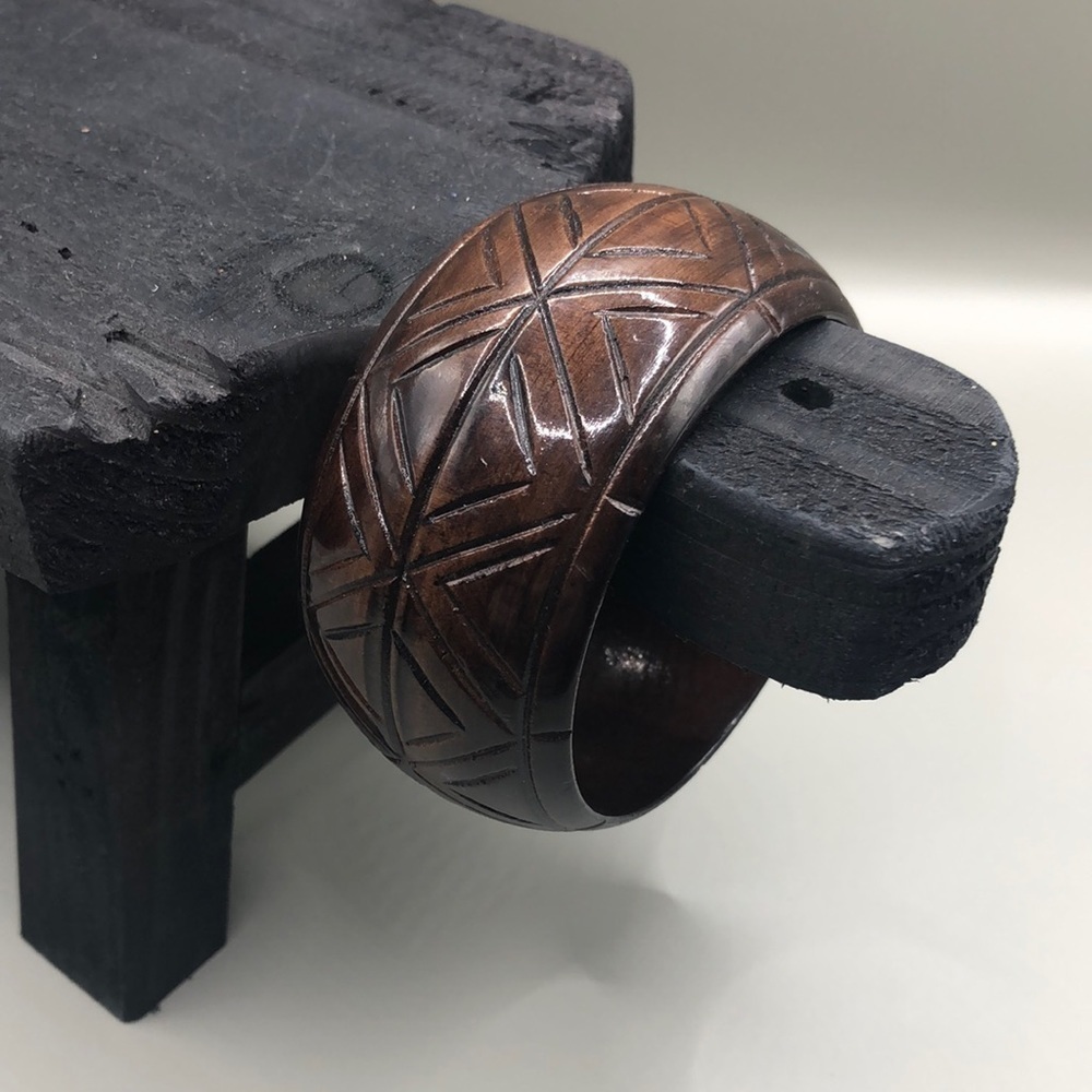 Vintage lightweight carved and glazed wooden bangle bracelet boho stackable.
